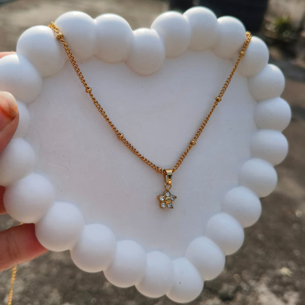 Minimal Flower Charm Gold Necklace