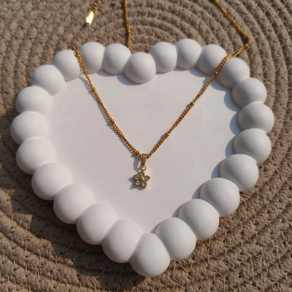 Minimal Flower Charm Gold Necklace